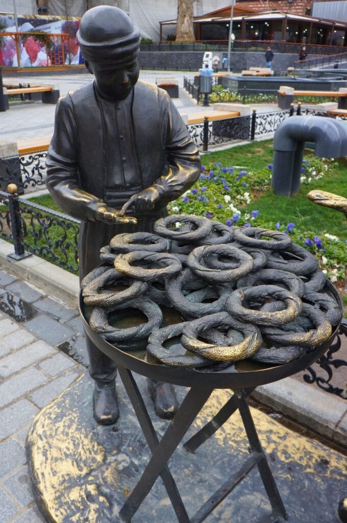statue en étain d'un homme vendant des bagels dans le quartier d'Eminönü