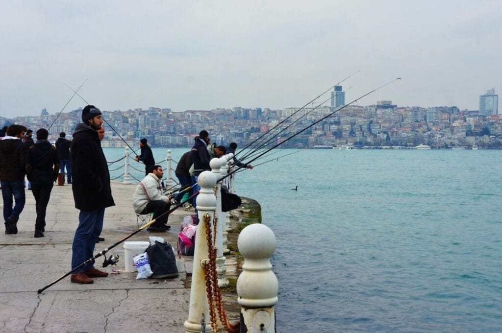 pêcheurs alignés sur le pont Galata