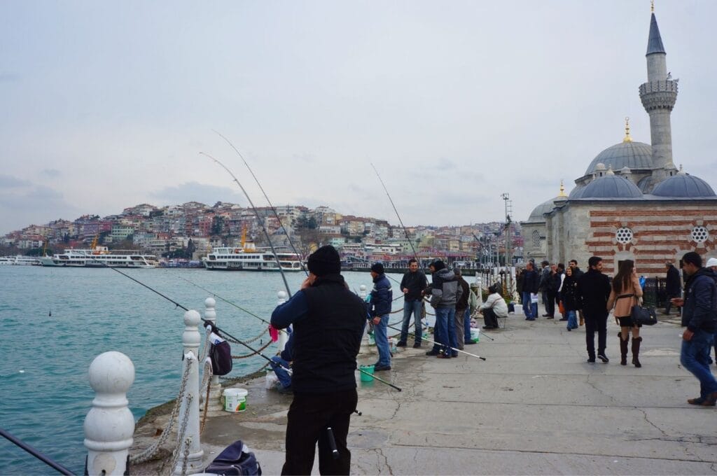 pêcheurs alignés sur le pont Galata