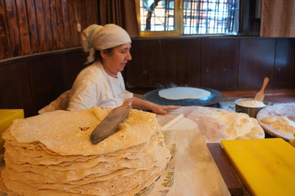 femme préparant les Gözleme