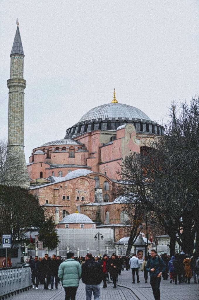 vue sur la façade rosée d'Hagia Sophia depuis une ruelle