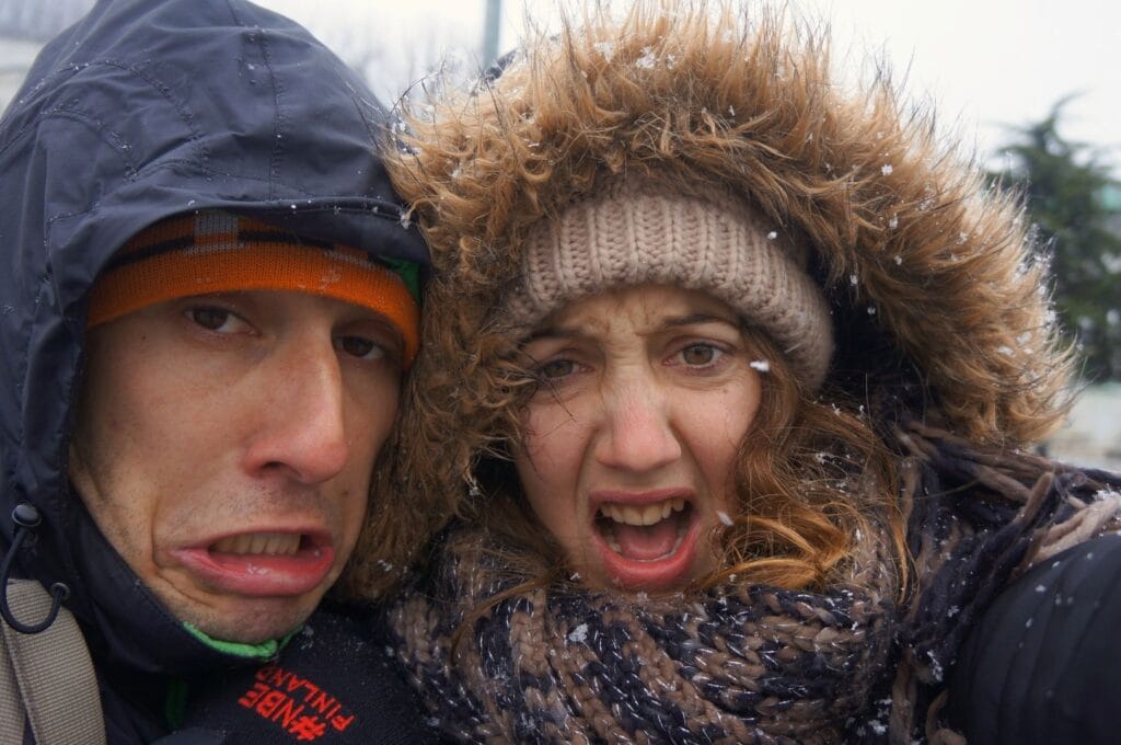 Fabienne et Benoit couvert de flocons de neige