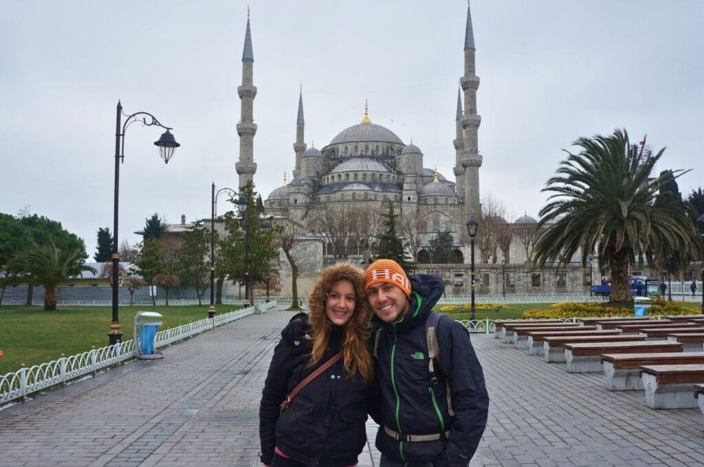 Fabienne et Benoit devant la mosquée bleue