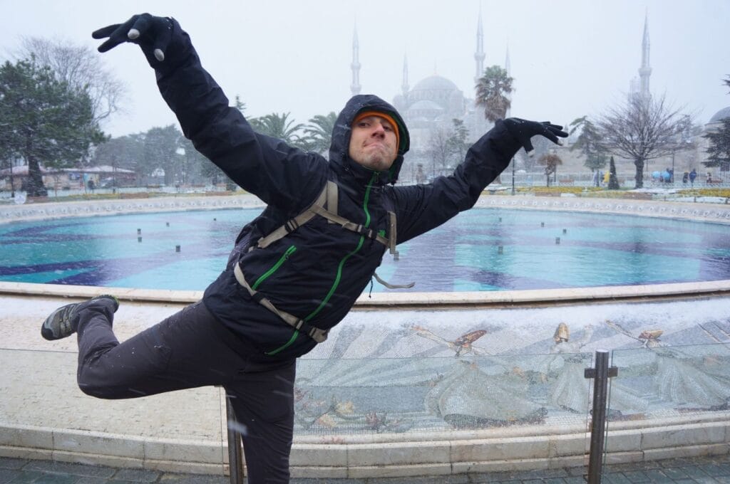 Benoit devant la fontaine de la mosquée bleue