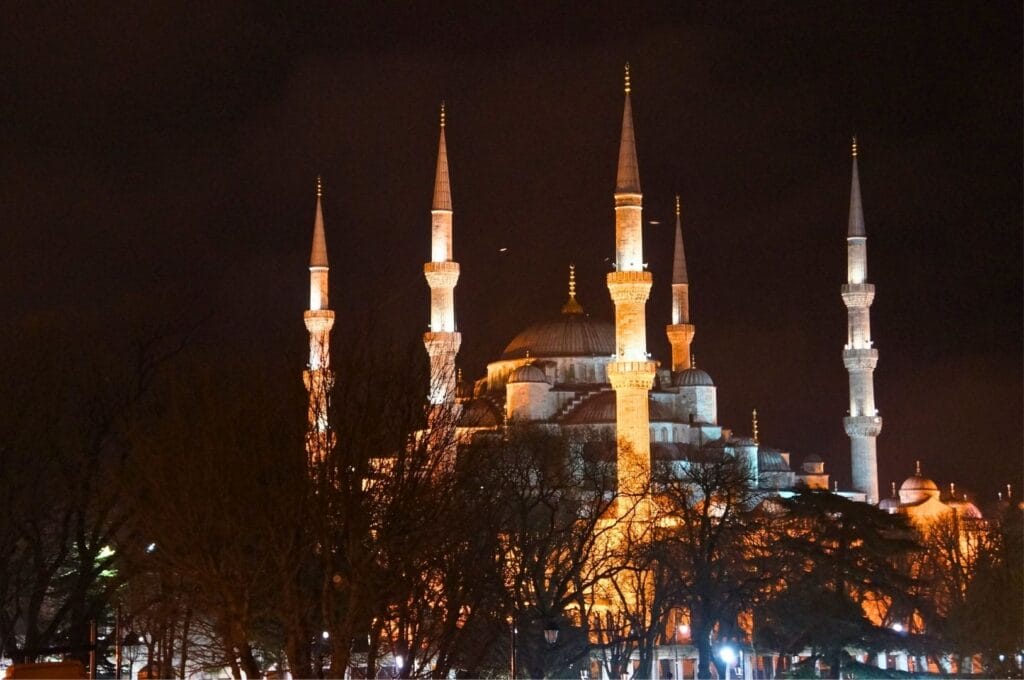 la façade de la mosquée bleue illuminée de nuit
