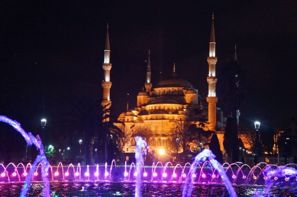 la façade de la mosquée bleue et la fontaine illuminées de nuit