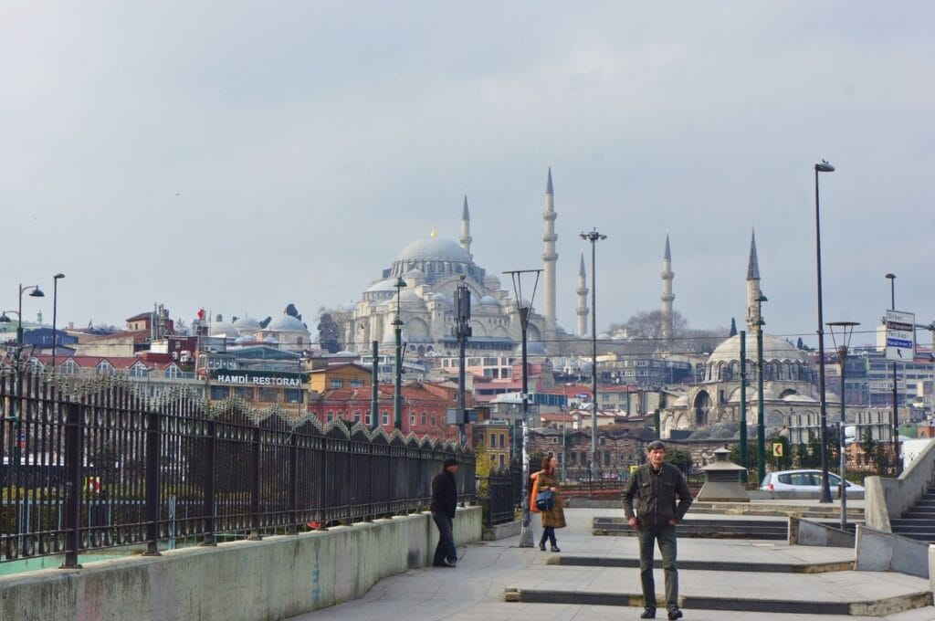 Blick auf die Süleymaniye-Moschee von Eminönü aus