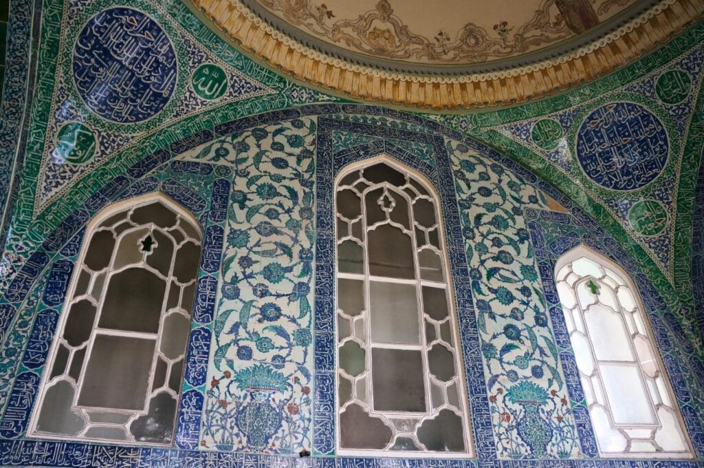 Coupole et mosaïques autour de fenêtres en ogive dans le palais