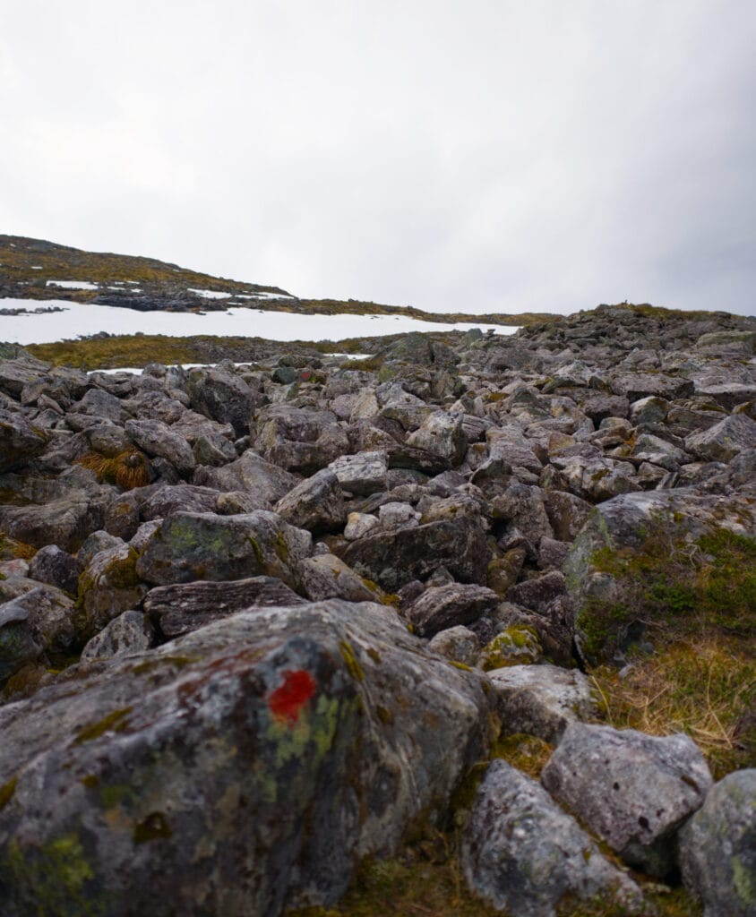marquage rouge sur les cailloux