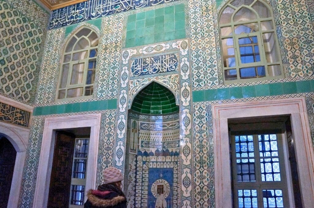 mur recouvert de mosaïques turquoise