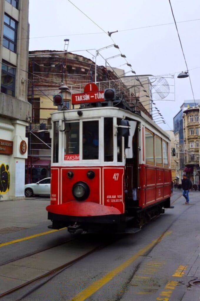 die urige Straßenbahn von Istanbul