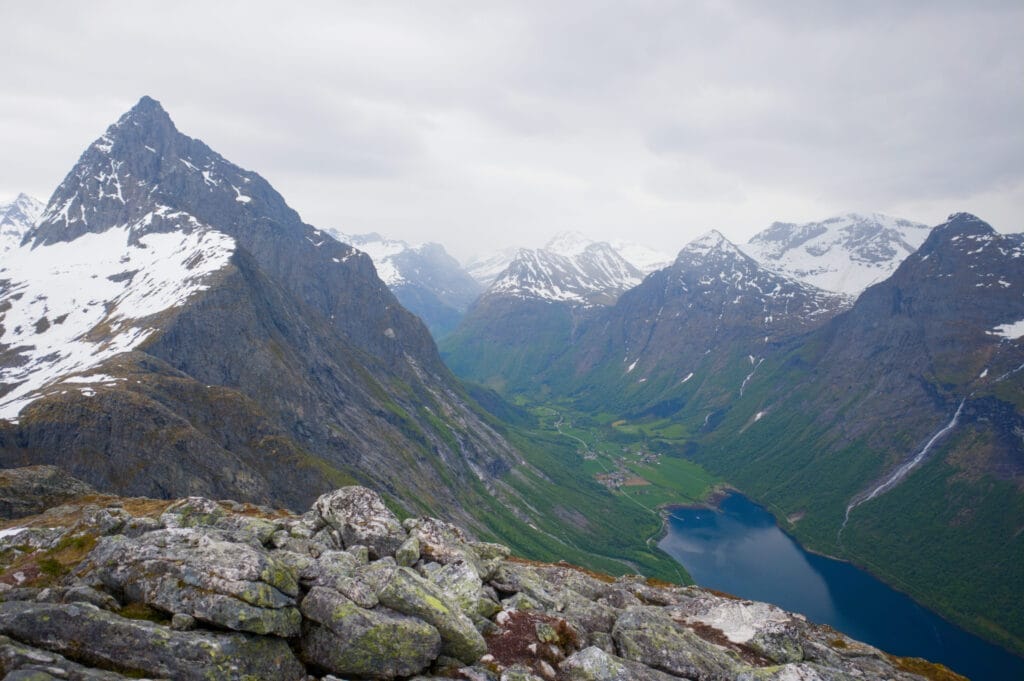 La vue sur le port de Oye depuis l'arête d'Urkeegga