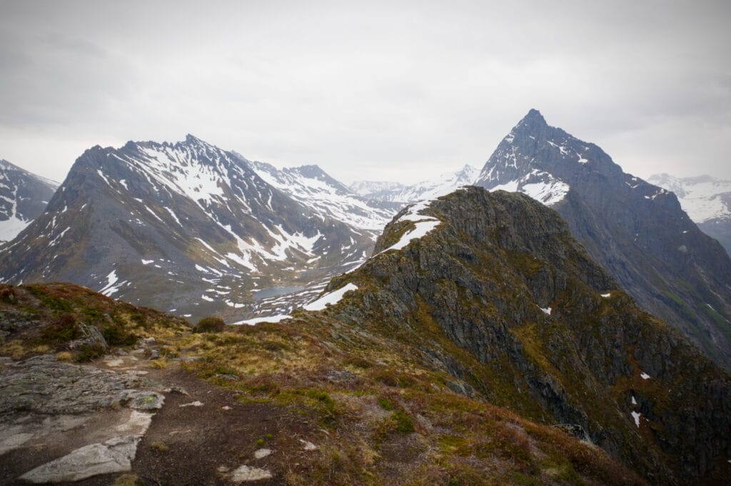 l'arête au sommet du Mandekollen avec le Slogen en toile de fond