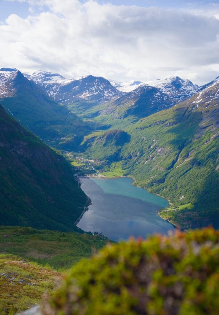 le village de Geiranger et le fjord en montant au Geitfonnegga
