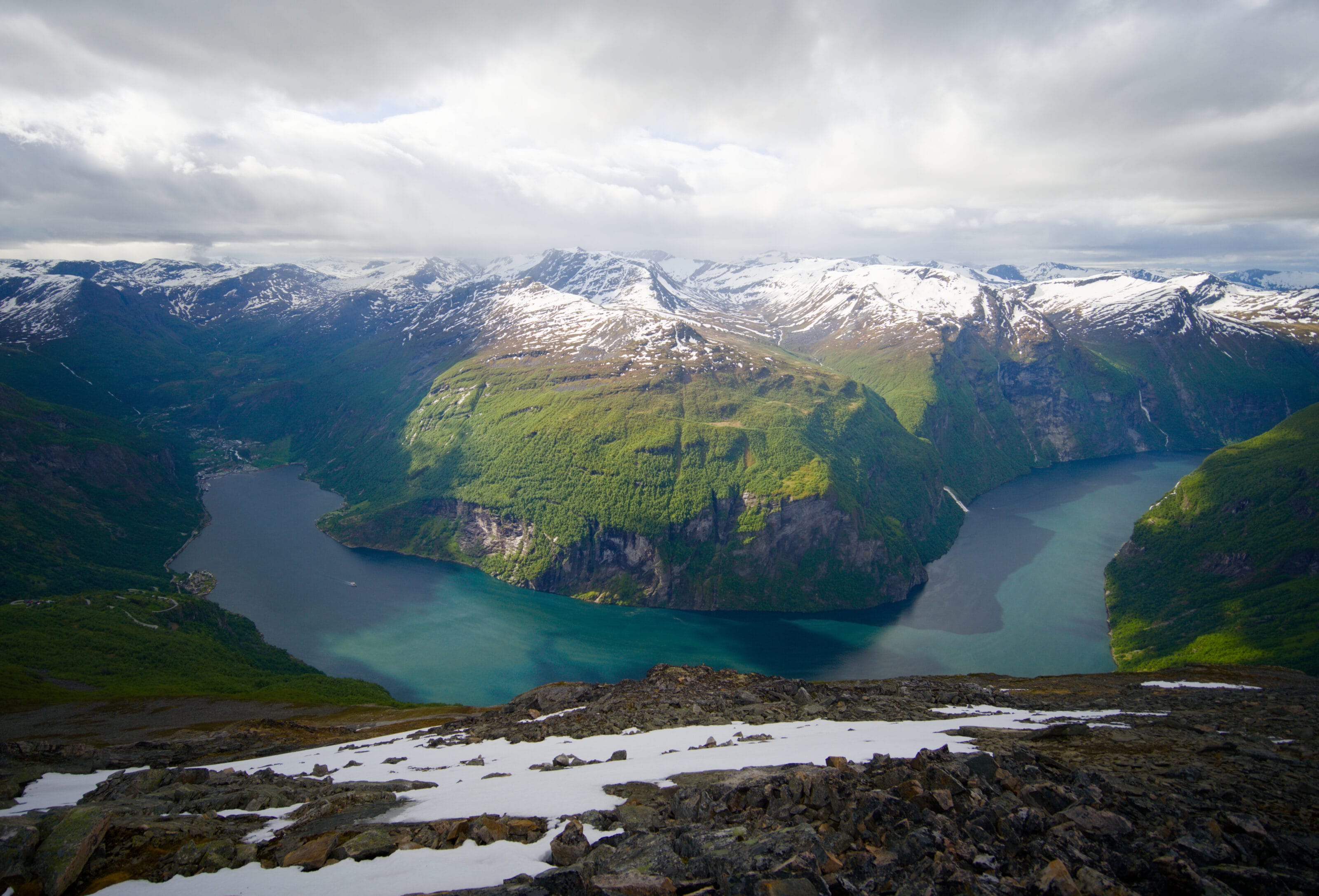 la vue sur le Geirangerfjord depuis le sommet du Geitfonnegga