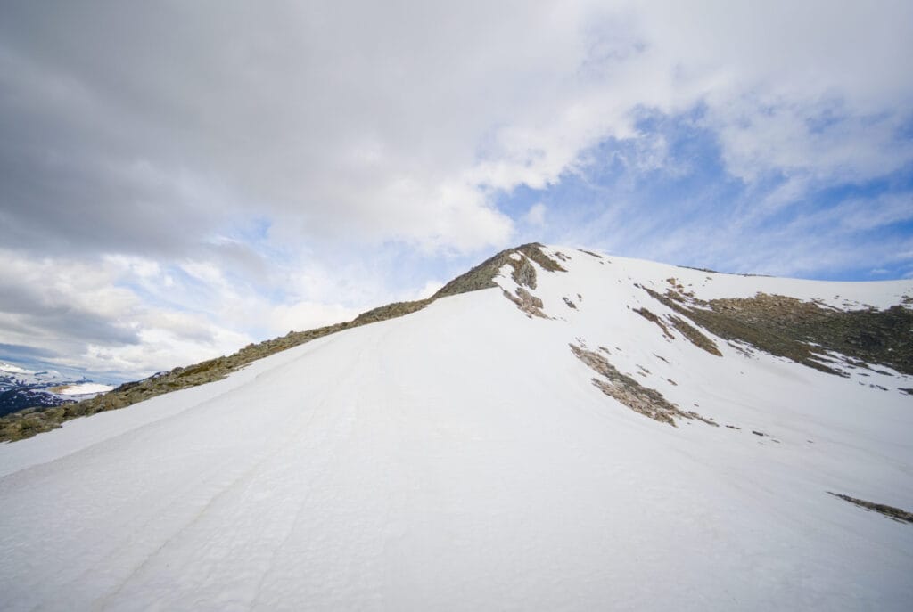 arête enneigée jusqu'au sommet du Geitfonnegga
