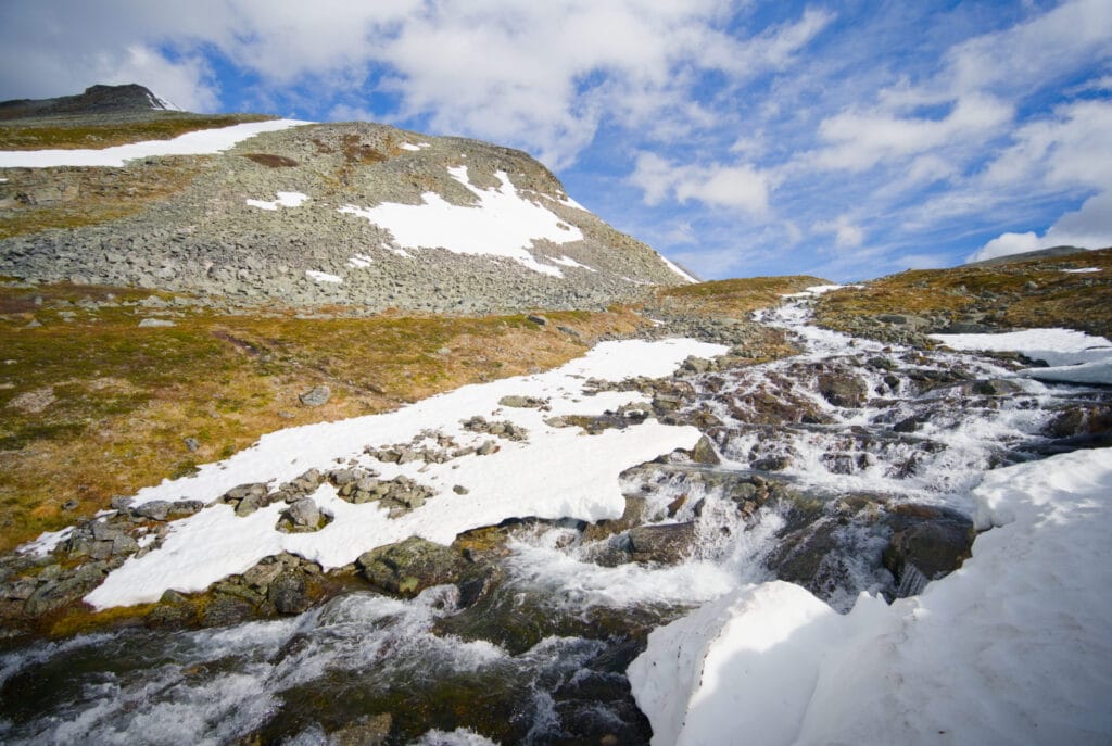 la rivière à traverser en montant au Geitfonnegga